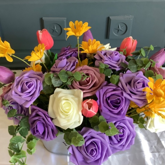Spring/easter/wedding floral arrangement or centerpiece - Picture 2 of 3